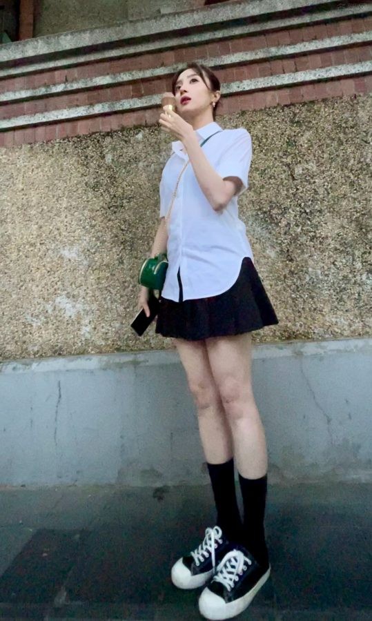 漂亮妹子胡冰卿夏日吃冰激凌穿校服秀细白腿(2/2)