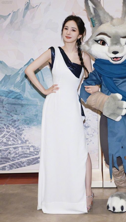 杨幂穿高开叉裙宣传《功夫熊猫4》，一双长腿美足真乃世间绝品(17/20)