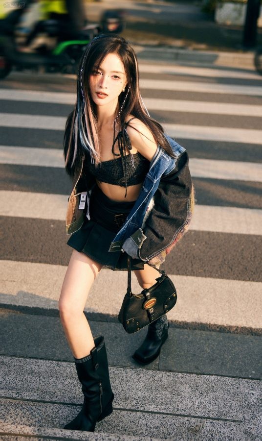 吴宣仪雀斑妆星星眼叛逆少女装扮，超短裙靴子纤细美腿气场全开(2/9)