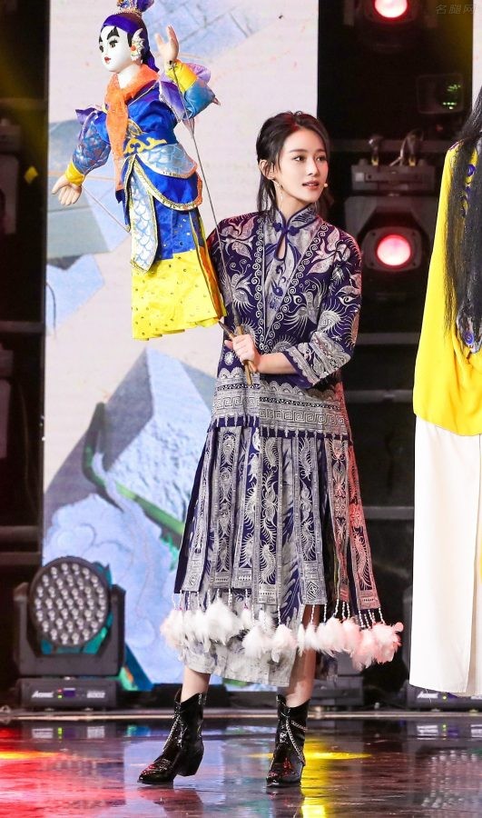 张馨予穿民族服饰光着美足录制《非常传奇》节目(2/2)