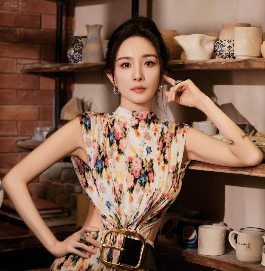 Yang Mi wore a large backless floral skirt, slender legs and bright white high heels, playing with mud in the pottery studio and getting her hands all over(6/11)