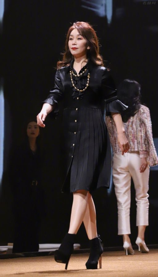 张馨予漂亮妈妈杨素勤登台脱鞋跳舞(2/8)