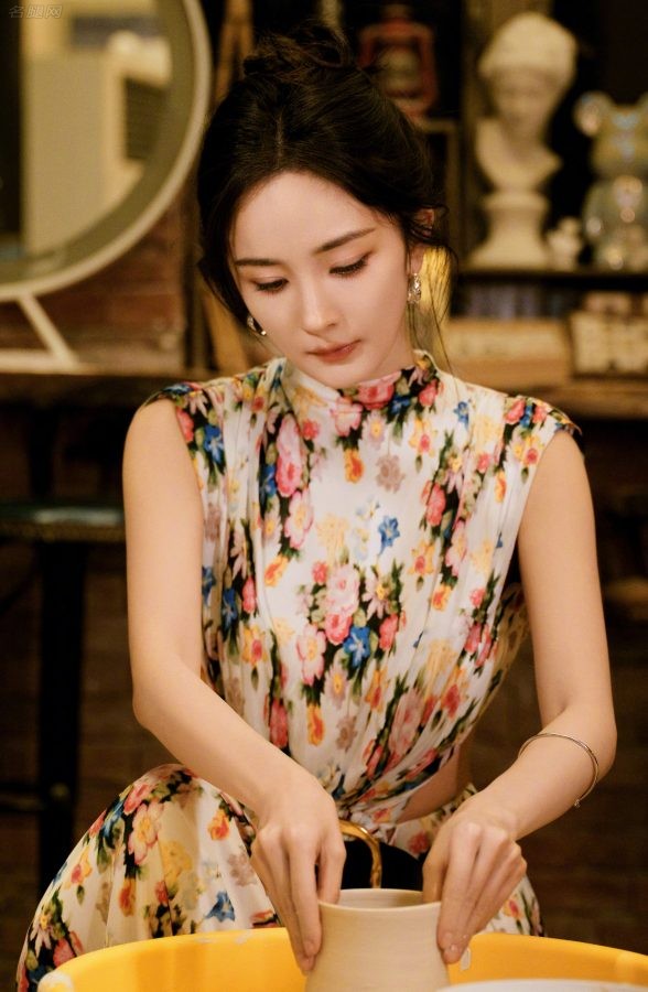 杨幂穿大露背花裙细美腿穿亮白色高跟鞋在陶艺馆玩泥巴弄得满手都是(9/11)