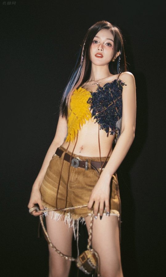 鬼马美少女吴宣仪太上走秀长腿细滑(4/6)