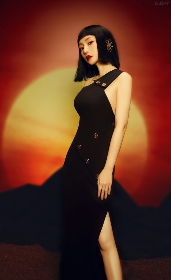 女主持柳岩开衩裙美腿杂志写真(2/6)
