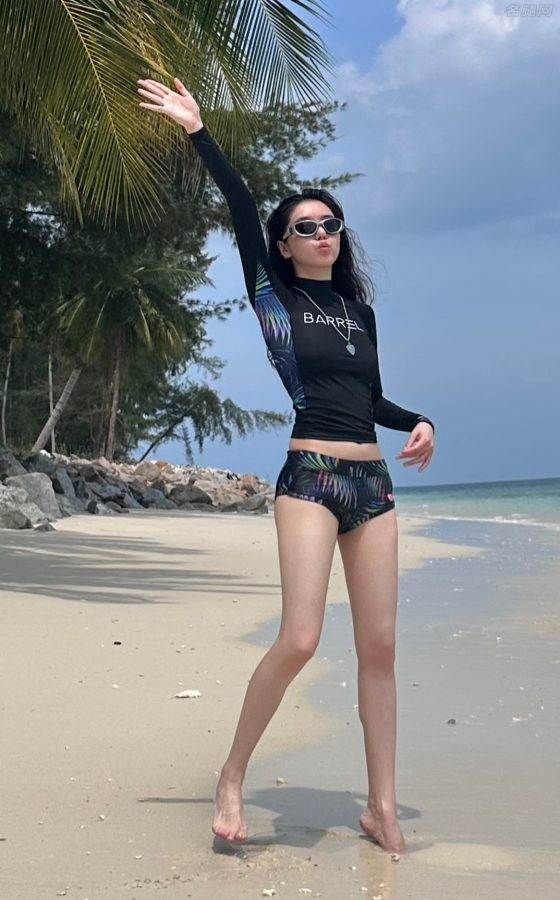 李凯馨在热带海滩穿泳装大秀长腿玉足(6/8)