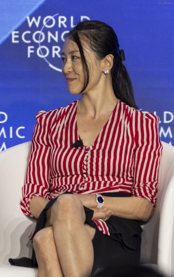 Meirav Oren, the female boss of an AI software company, wears pantyhose and talks to beautiful economist Jin Keyu at the New Leaders Annual Meeting(3/9)