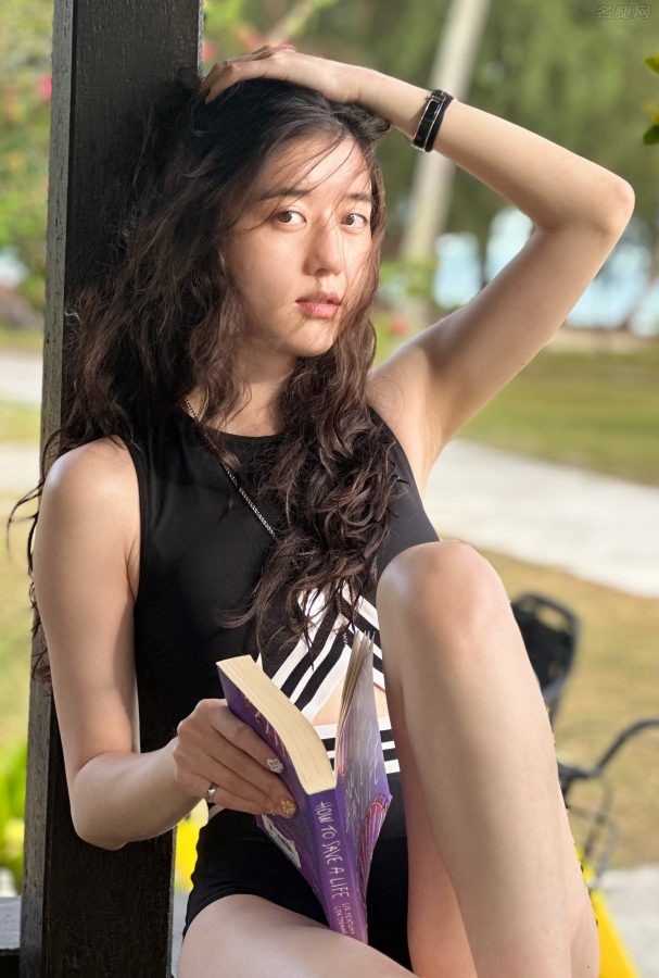 李凯馨穿连体泳衣玩水上摩托大腿白皙修长(9/16)
