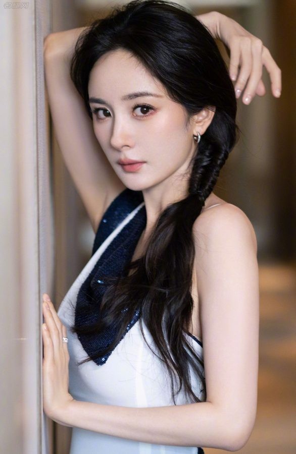 杨幂穿高开叉裙宣传《功夫熊猫4》，一双长腿美足真乃世间绝品(11/20)