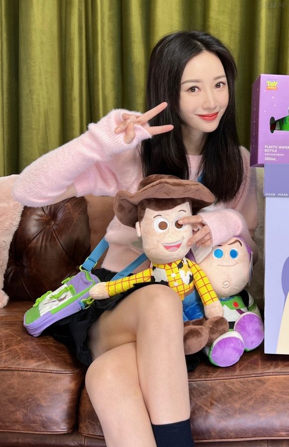 柳岩黑直中分长发抬起腿秀出短筒棉袜(3/5)