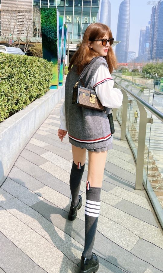 美女歌手阿兰美腿穿棉筒袜逛街(2/2)