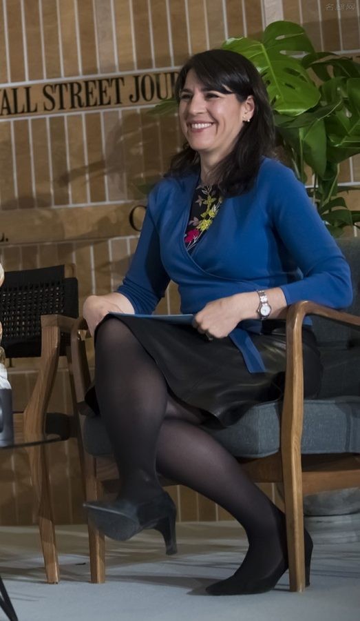 《华尔街日报》女主管Nikki Waller在CEO会议上翘起黑丝腿（第2张/共8张）