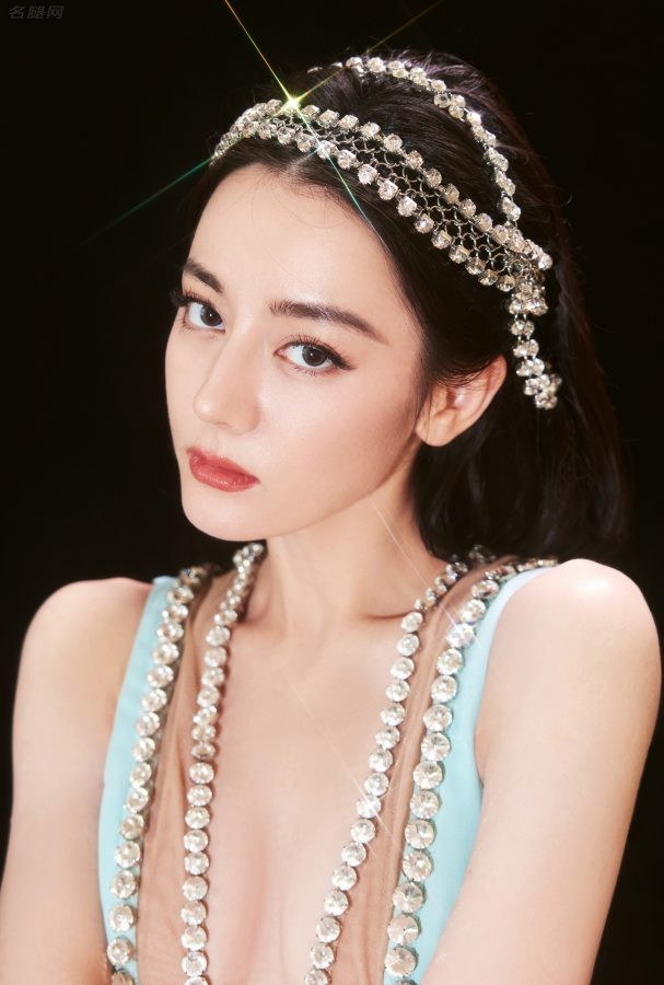 迪丽热巴身穿蓝色修身长裙美脸盯屏(7/9)
