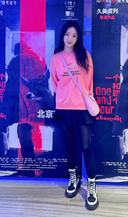 柳岩细腿穿保暖黑丝气质如邻家少女(1/3)