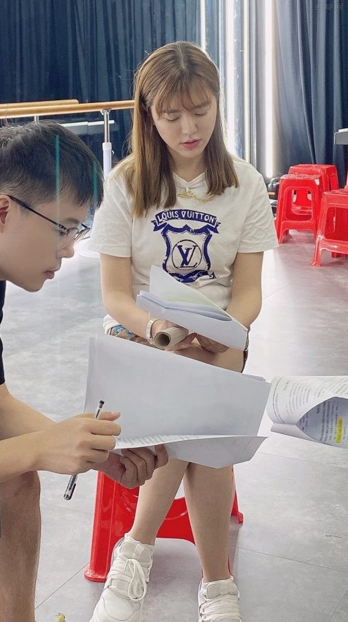 可爱美女阿兰短裤运动鞋翘腿坐姿(2/2)