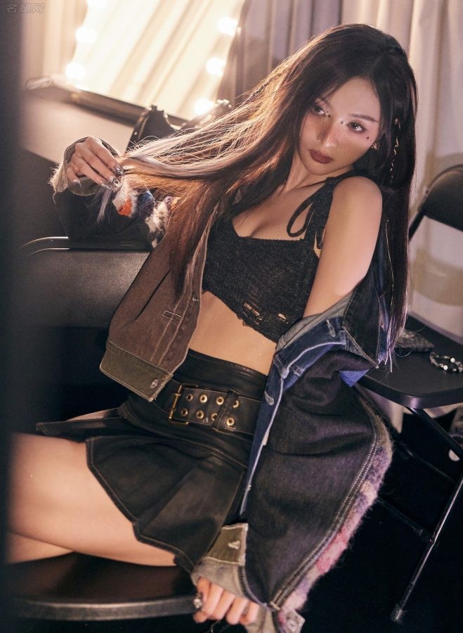 吴宣仪雀斑妆星星眼叛逆少女装扮，超短裙靴子纤细美腿气场全开(7/9)