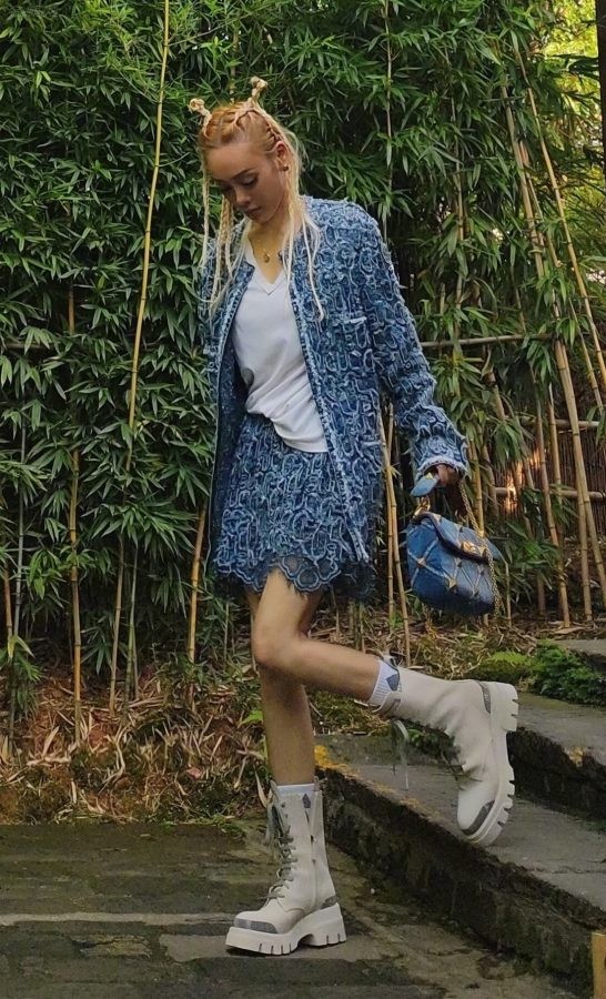 宁静外出游玩时细白腿交叉坐姿(7/7)