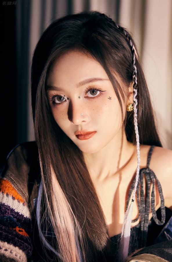 吴宣仪雀斑妆星星眼叛逆少女装扮，超短裙靴子纤细美腿气场全开(8/9)