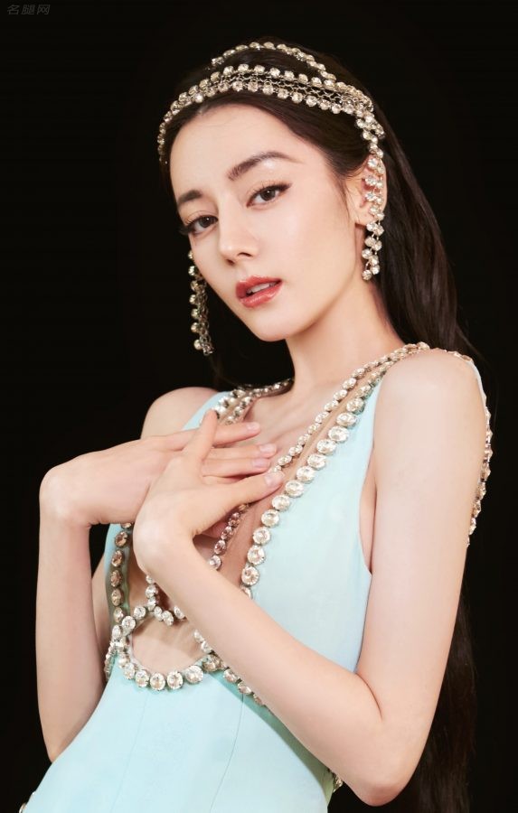 迪丽热巴身穿蓝色修身长裙美脸盯屏(5/9)