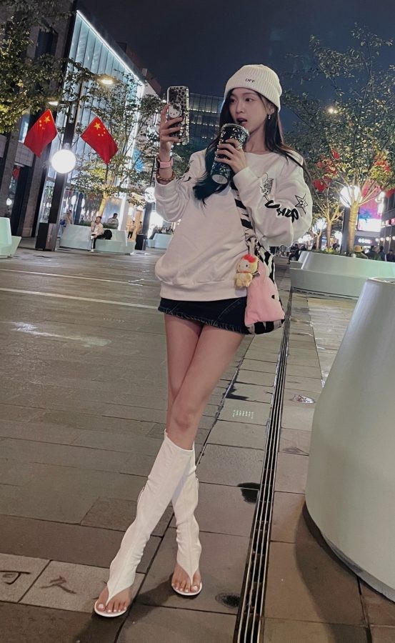 美少女吴宣仪在夜晚城市里展示她细白的美腿(1/4)