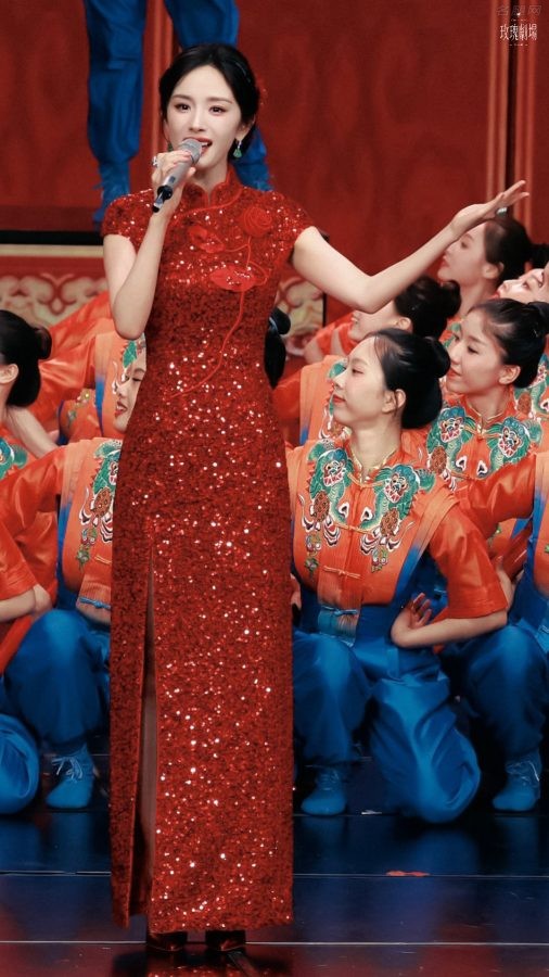 杨幂穿修身国风长裙恭贺新春(12/13)