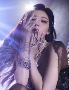 赵露思穿破洞丝袜展露完美大腿曲线