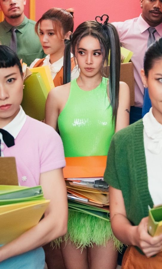 蔡依林绿裙美腿踩白色高跟短靴，顺滑双马尾可爱俏皮如少女(3/3)