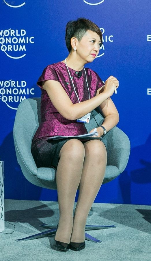环球电视网女主持人田薇在世界经济论坛上的丝袜腿（第1张/共4张）