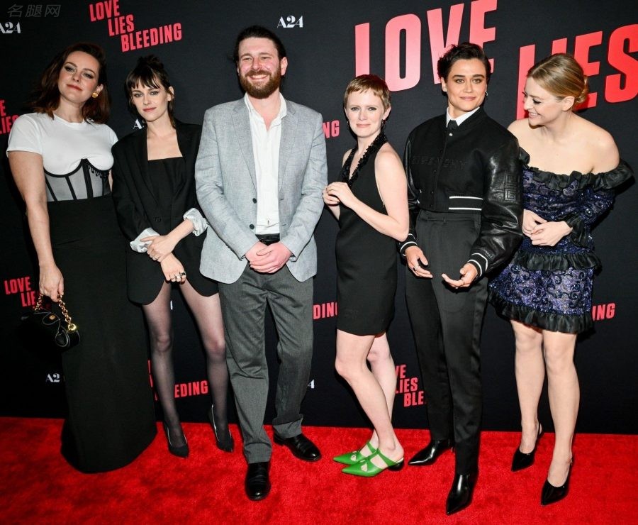 克里斯汀·斯图尔特穿一条三角连体衣配黑色丝袜大胆亮相《Love Lies Bleeding》首映礼(84/91)