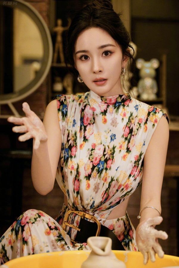 杨幂穿大露背花裙细美腿穿亮白色高跟鞋在陶艺馆玩泥巴弄得满手都是(8/11)
