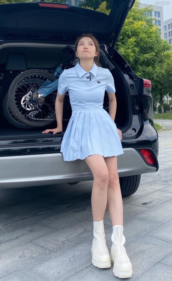美女车评人初晓敏蓝裙美腿清纯风(1/1)