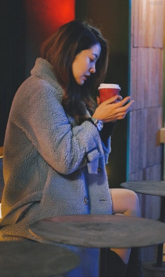 美女初晓敏冬日夜晚穿肉丝长靴翘腿照(5/5)