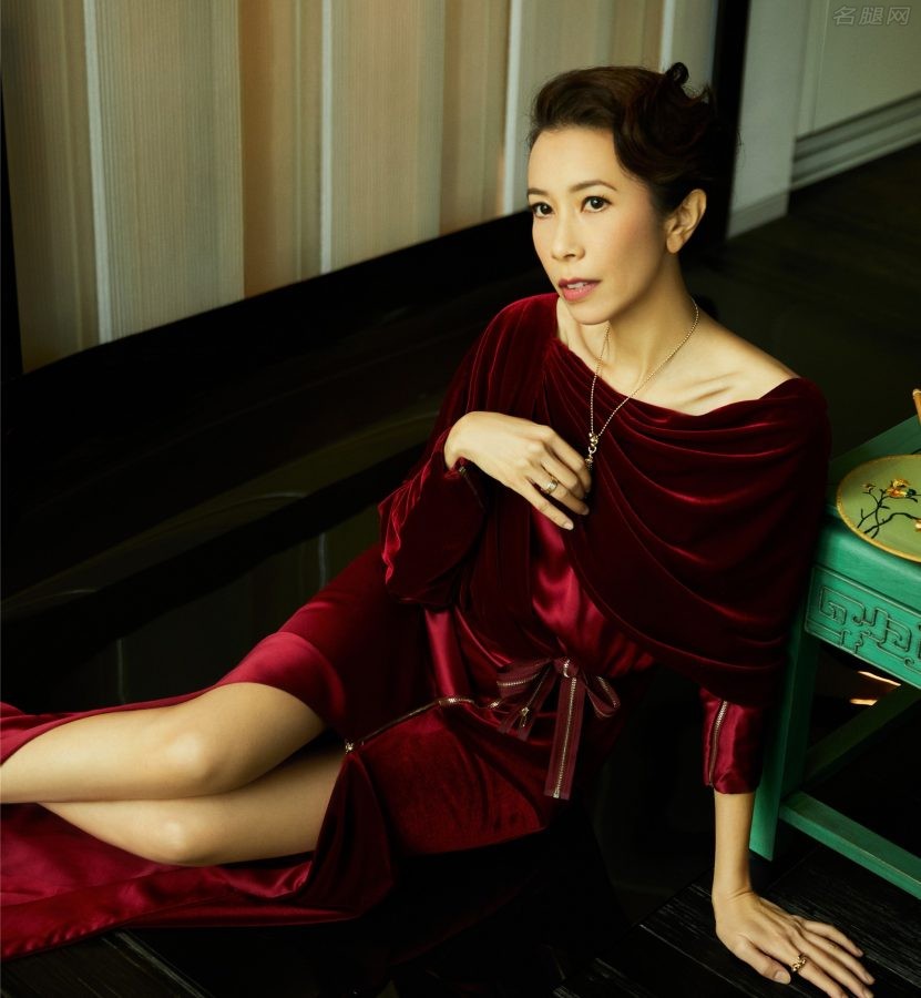 莫文蔚中国风大片，穿一条洁白长裙展露细长美玉腿(5/6)