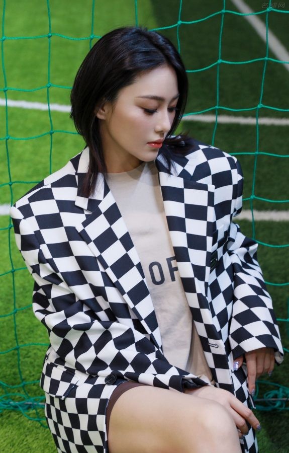 网球场上张馨予穿棋盘格子西服露出一双洁白的长腿(4/4)
