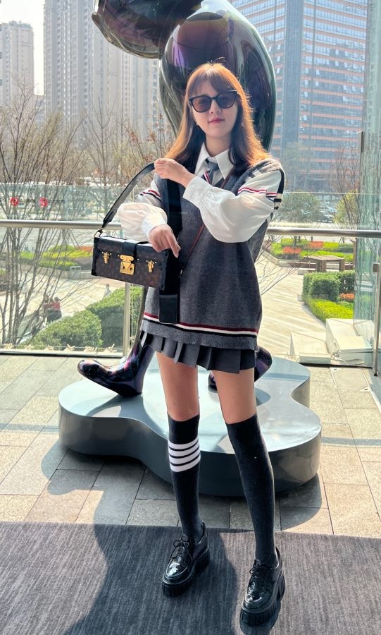 美女歌手阿兰美腿穿棉筒袜逛街(1/2)