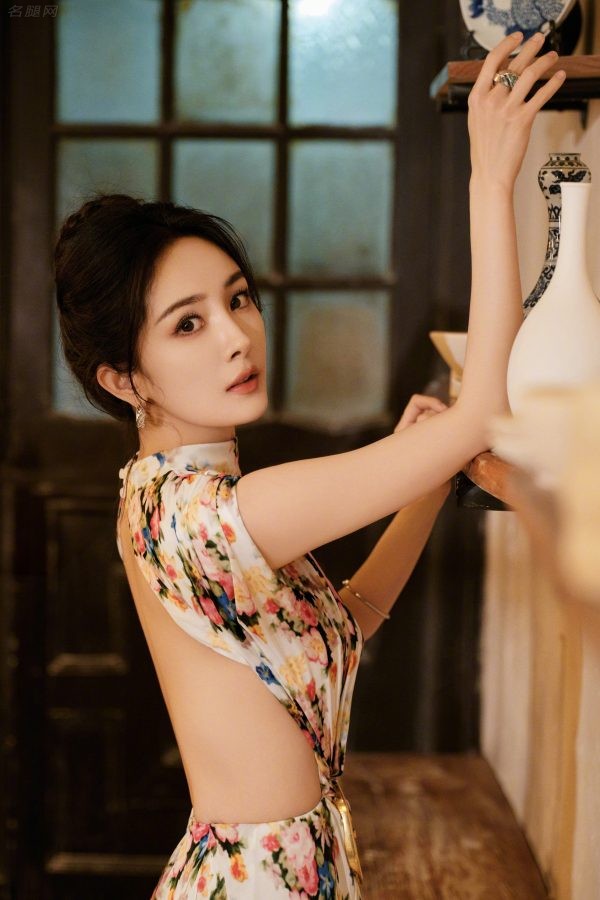 杨幂穿大露背花裙细美腿穿亮白色高跟鞋在陶艺馆玩泥巴弄得满手都是(5/11)