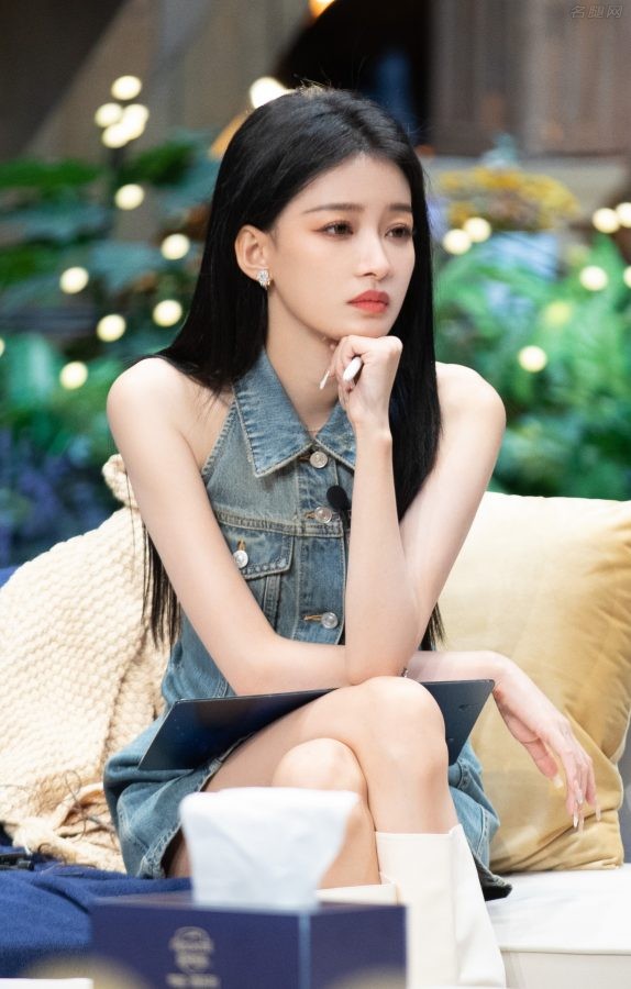 孙怡腿穿细跟白靴录制节目好一双白腿(6/15)