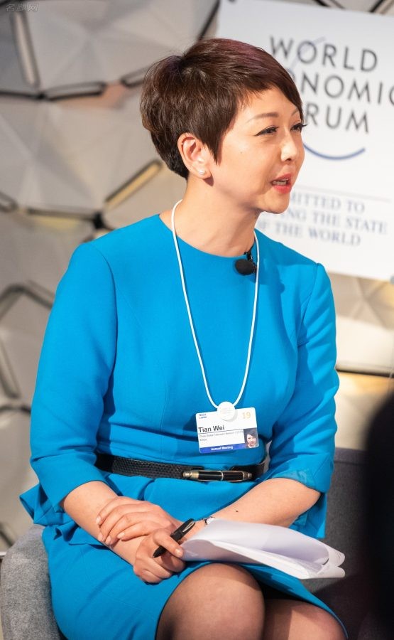 女记者、主持人田薇穿职业蓝裙配黑丝细高跟主持经济论坛(4/6)