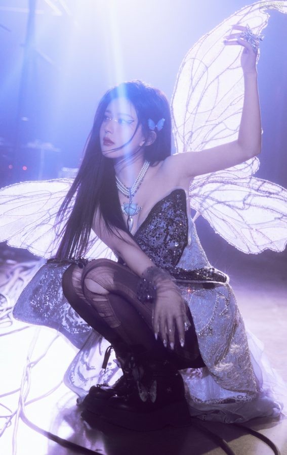 赵露思穿破洞丝袜展露完美大腿曲线(4/9)