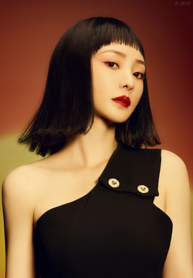女主持柳岩开衩裙美腿杂志写真(3/6)