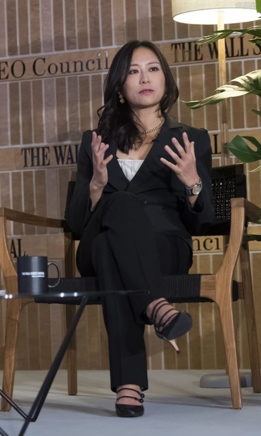 女经济学家金刻羽西装高跟翘腿坐姿(2/3)
