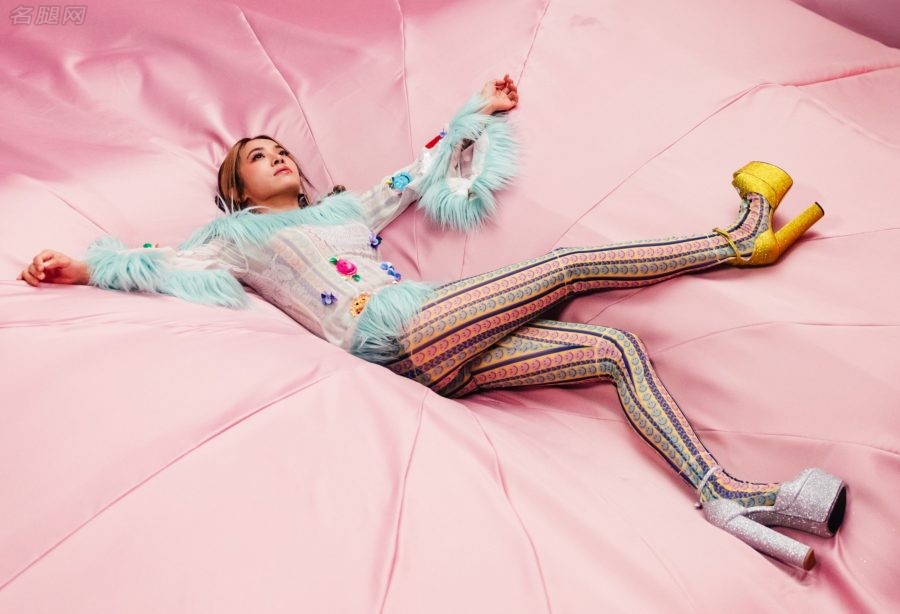 Jolin Tsai's legs are very beautiful wearing colorful smiling face pantyhose and two-color thick heels and waterproof platform.(1/1)