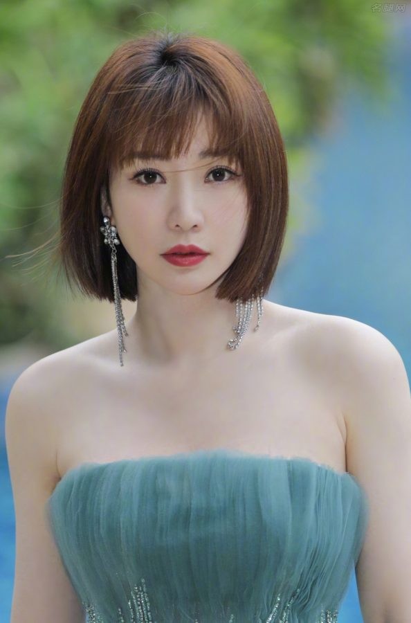 柳岩美艳妆容穿低胸绿裙大秀事业线(9/12)
