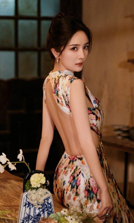 Yang Mi wore a large backless floral skirt, slender legs and bright white high heels, playing with mud in the pottery studio and getting her hands all over(3/11)