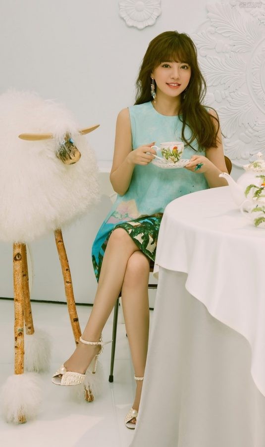 女歌手阿兰为旅游杂志拍照玉腿纤细（第1张/共3张）