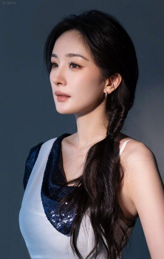 杨幂穿高开叉裙宣传《功夫熊猫4》，一双长腿美足真乃世间绝品(5/20)