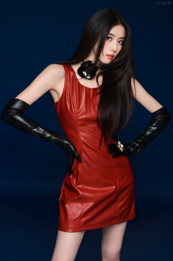时髦女郎李凯馨穿红色皮裙配高跟长靴媚力四射（第2张/共5张）