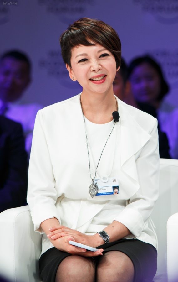 女主持人田薇腿穿黑丝主持世界经济论坛(2/3)