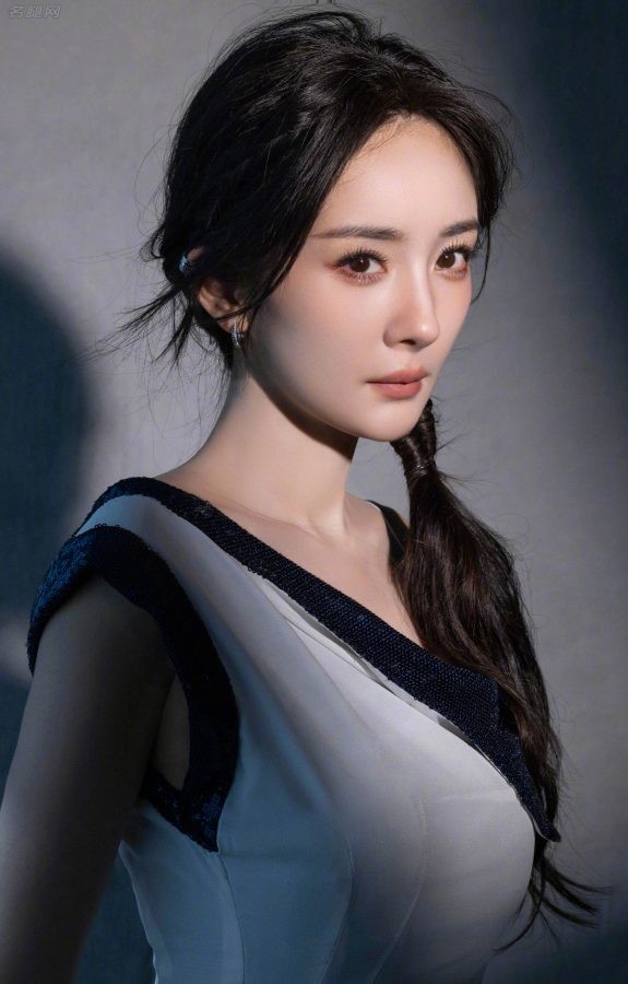 杨幂穿高开叉裙宣传《功夫熊猫4》，一双长腿美足真乃世间绝品(4/20)