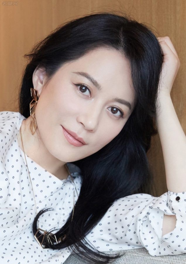 美女阿姨俞飞鸿波浪卷发长裙白高跟太优雅了(2/2)